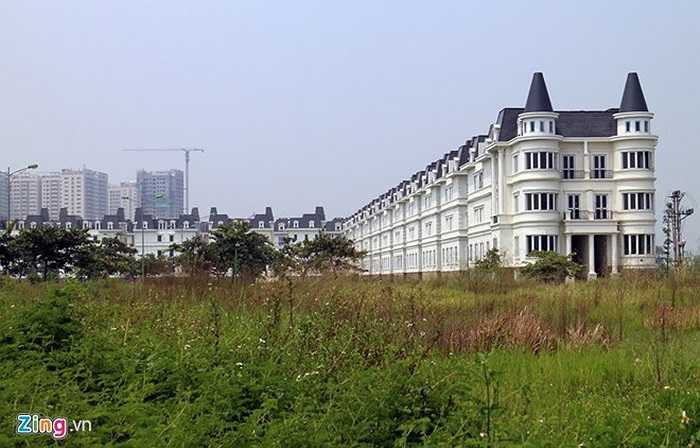 Các khối biệt thự, nhà vườn kết hợp với công trình công cộng, mặt hồ, các dải cây xanh tạo nên một chuỗi liên hoàn nhưng hoang vắng.