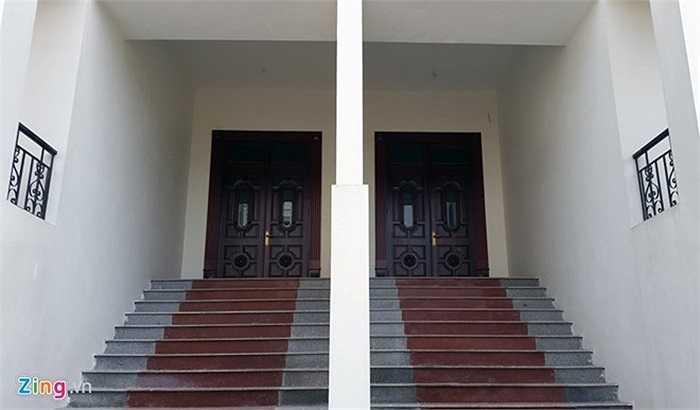 Giá một căn biệt thự ở đây đã giảm từ 30 đến 50% so với ban đầu. Nhiều khách hàng mua nhà dù đến thời điểm này đã xây xong nhưng không dám về ở, họ thà chịu bỏ hoang còn hơn bán với giá rẻ. 