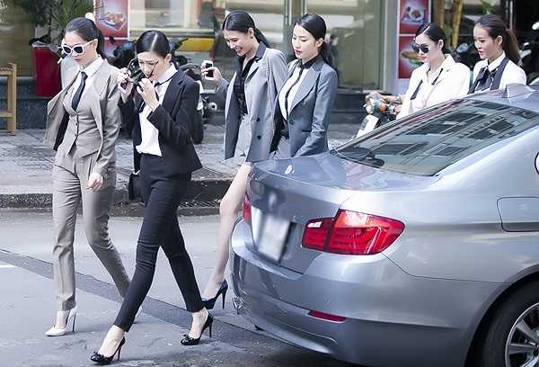 Ngọc Trinh rất lạ lẫm khi ăn mặc men lì, dẫn đầu dàn chân dài đi mua sắm, dạo chơi ở trung tâm Sài Gòn.