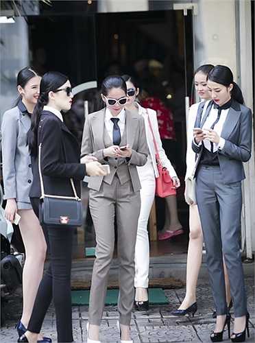 Từ khi thành bà chủ shop thời trang, Ngọc Trinh được các đồng nghiệp tin tưởng nhờ tư vấn, chọn trang phục đi sự kiện và cả trong hoạt động đời thường. 