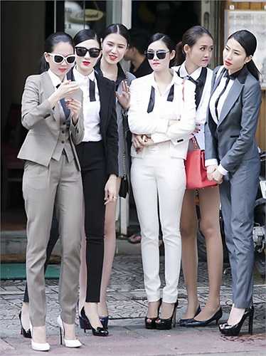 Ngọc Trinh ngày càng ra dáng đàn chị giỏi kinh doanh, biết xây dựng hình ảnh đẹp dần lên, được nhiều đàn em ngưỡng mộ, học hỏi.