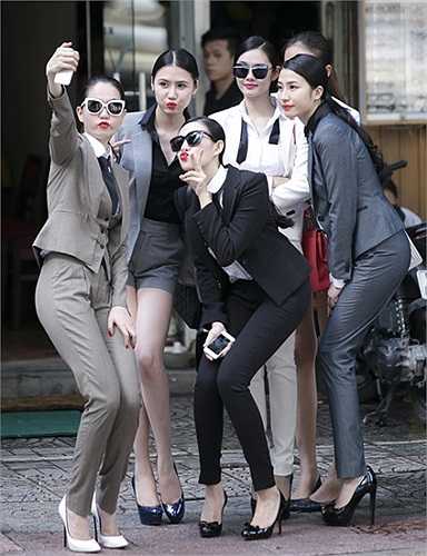 Các chân dài nhí nhảnh chu môi chụp ảnh xì tin cùng nhau.