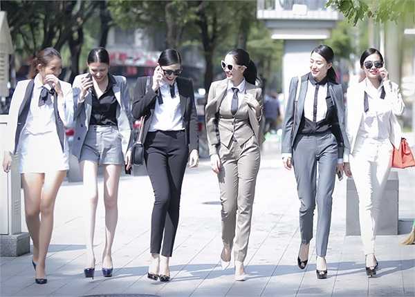 6 người đẹp vừa sải bước vừa trò chuyện rôm rả trên phố.