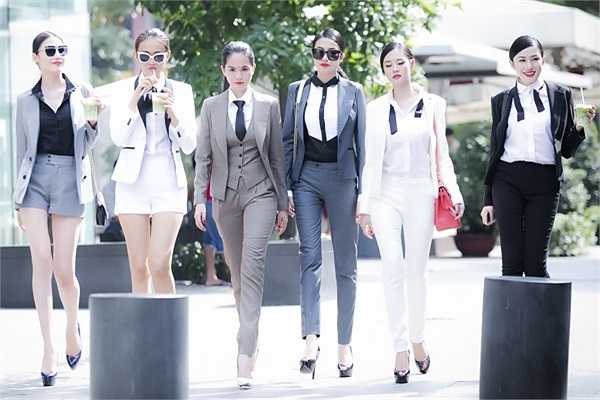 Dàn chân dài của công ty Venus nổi bật giữa phố.