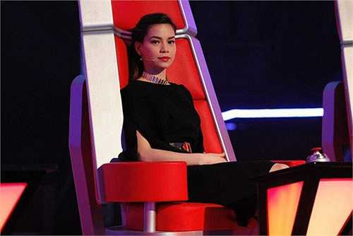 Trước đây, ngồi trên ghé giám khảo The Voice, Hà Hồ và Mr Đàm cũng bị Thanh Lam nghi ngờ năng lực đào tạo thí sinh.