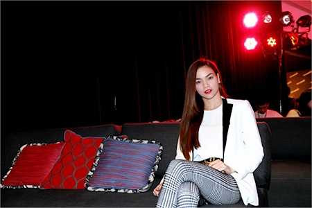 Cô liên tục dùng những từ ngữ hoa mỹ nhằm đẹp lòng tất cả các bên. 