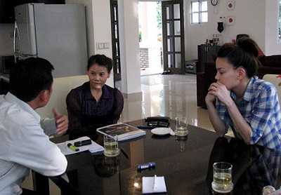 Hà Hồ từng đưa mẹ vào cuộc để khẳng định sự trong sáng của mình thì sau đó, tại một VP Luật sư hai mẹ con đã khẳng định có đám cưới năm 17 tuổi.