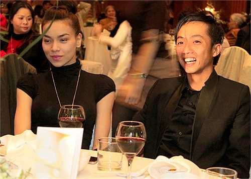 Tiền hậu bất nhất trong phát ngôn của Hà về đám cưới năm 16 tuổi là điều ai cũng nhận thấy. Có lẽ, những năm trước đây do sợ ảnh hưởng hình tượng trong mắt của các fan hâm mộ nên Hồ Ngọc Hà phải che giấu sự thật ấy.