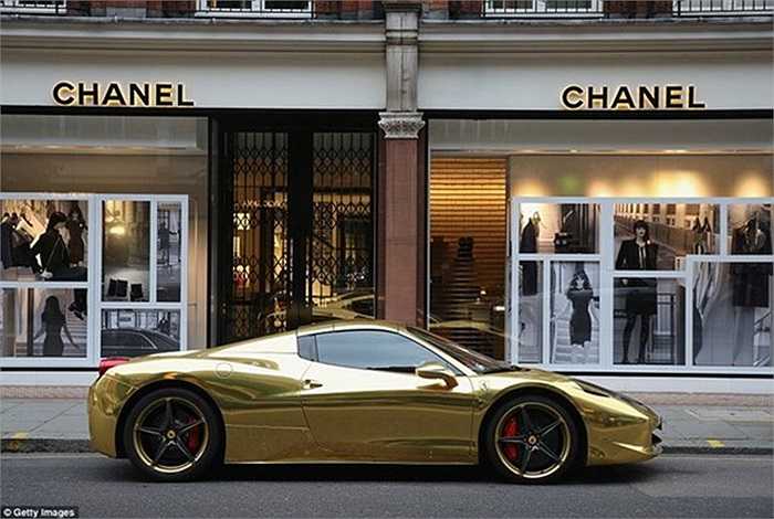 Chiếc xe trên đỗ bên ngoài khách sạn Plaza Athenee, trên Đại lộ Montaigne sang trọng