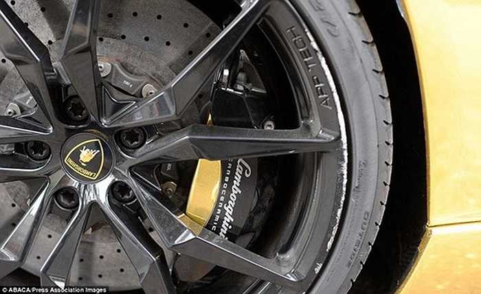 La zăng hình ngôi sao 5 cánh đặc trưng của Lamborghini 