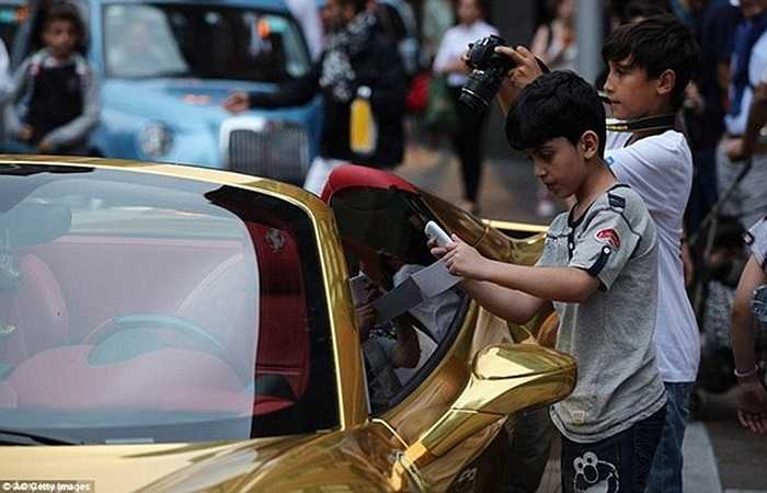 Chiếc xe thu hút mọi ánh nhìn, từ trẻ em tới người lớn