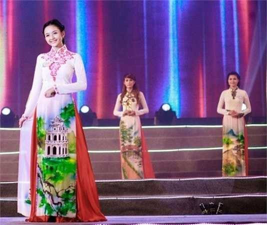 Hình ảnh cô bạn trong trang phục áo dài đầy nữ tính bên hồ sen tạo được thiện cảm với người xem.