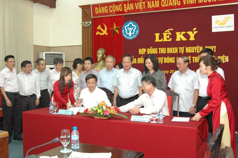 Thứ trưởng Bộ TT&TT Trương Minh Tuấn chứng kiến lễ ký Hợp đồng. Ảnh: Quốc Bảo