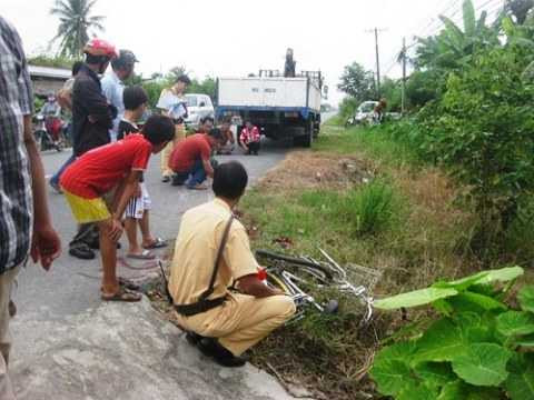 Va chạm xe CSGT, nữ sinh lớp 9 nguy kịch
