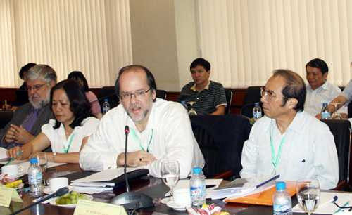 Các đại biểu thảo luận về phương án thi đánh giá năng lực của Đại học Quốc gia Hà Nội (Ảnh: Bùi Tuấn) 