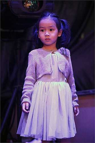 Bé Mina diện một chiếc váy xoè đáng yêu