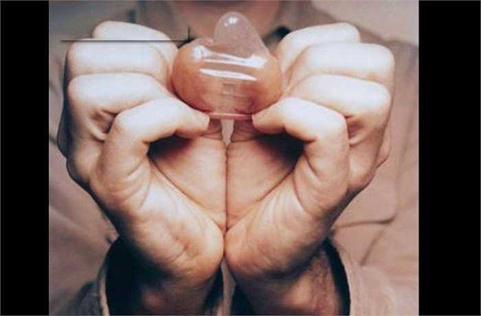 Dùng hai bao cao su sẽ tốt hơn một: Thực tế: 'Hai bao cao su lồng nhau' có thể làm tăng ma sát giữa các bao cao su trong khi quan hệ, điều đó dễ dẫn đến bị rách hoặc làm cho chúng bị trượt ra, khiến tác dụng tránh thai hoặc phòng bệnh bị giảm đi. 