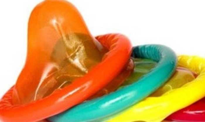 Chỉ rút bao khi 'cậu nhỏ' đã yếu xìu. Lỗi này dẫn tới những tai nạn ngoài ý muốn, đặc biệt là việc tinh trùng 'xâm nhập' vùng kín. Lời khuyên của các chuyên gia là: Do sau khi 'nhả đạn', dương vật sẽ nhanh chóng hết cương cứng và giảm kích cỡ đáng kể. Nam giới cần nhanh chóng rút bao ra.