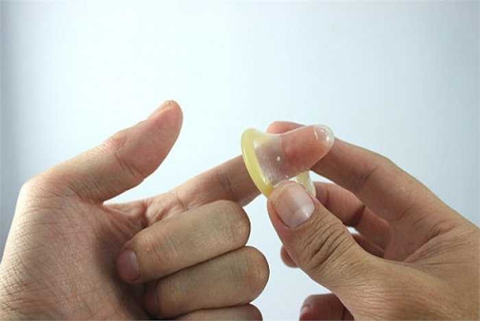 Đeo bao cao su khi đã yêu được ½ chặng đường. Theo khoa học giải thích một khi đã ân ái, dù mới qua màn dạo đầu một số ít tinh trùng vẫn có thể được nam giới xuất ra trong quá trình giao hợp chứ không phải chỉ riêng khi 'lên đỉnh'.