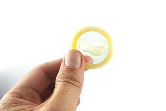 Đã đeo bao cao su rồi thì không lo bị rách. Thực tế: Ngoài khả năng bị rách do xé không đúng cách bao cao su còn rách do quan hệ tình dục trong tình trạng 'khô hạn' mà không bôi trơn, dùng dầu bôi trơn có nguồn gốc từ dầu chứ không phải từ nước, quan hệ qua đường hậu môn…