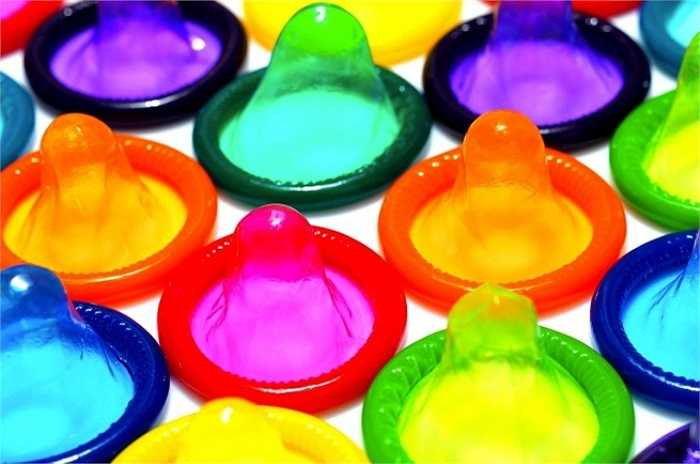 Một bao cao su có thể dùng nhiều lần. Thực tế, bao cao su chỉ dùng cho 1 lần đối với 1 người mà thôi. Việc dùng đi dùng lại vừa mất vệ sinh vừa không phát huy tính bảo vệ an toàn vừa là nguyên nhân khiến bạn dễ mắc các bệnh lây lan qua đường tình dục.