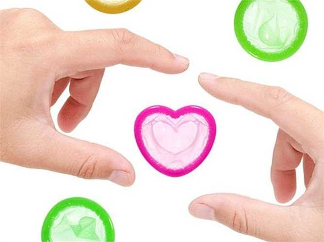 Bao cao su cất giữ ở đâu cũng được. Thực tế: Bao cao su cần được lưu trữ ở nơi khô ráo, thoáng mát. Nếu cất giữ bao cao su ở những nơi có nhiệt độ hoặc độ ẩm cao thì có thể khiến cho bao bị giòn và dễ rách khi sử dụng. 