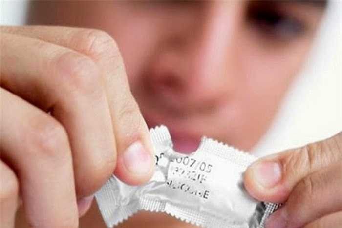 Dùng loại nào cũng được. Thực tế, nhiều người không tìm hiểu kỹ, mua đại về dùng, không sử dụng đúng kích thước giống như đi giày dép, nên gây khó chịu, giảm khoái cảm và đôi khi mất an toàn, dễ bị mang thai hoặc lan truyền các loại bệnh nan y, nguy hiểm. 