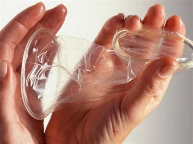 Bất cứ ai cũng có thể dùng bao cao su. Thực tế: Rất nhiều loại bao cao su được làm từ nhựa mủ cao su lấy từ nhựa cây cao su. Theo Viện nghiên cứu Dị ứng và Miễn dịch của Mỹ, một số phụ nữ thực sự bị phản ứng với chất protein có trong cao su dẫn đến dị ứng. 