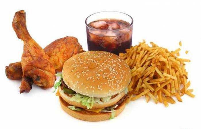 13. Ăn nhiều thực phẩm không lành mạnh khiến chúng ta thiếu hụt chất dinh dưỡng. Chúng ta cố gắng bổ sung chất dinh dưỡng bằng cách dùng thuốc bổ sung. Tuy nhiên, thường xuyên dùng thuốc bổ sung cũng là thói quen xấu gây bất lực.