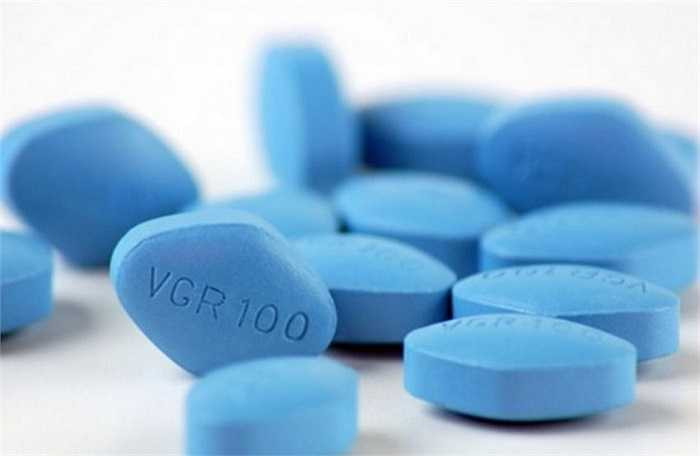 18. Trên thực tế, Viagra là loại thuốc dành riêng cho những người bị rối loạn cương dương. Do đó, sẽ rất nguy hiểm cho những ai không có bệnh mà vẫn cố 'nâng cấp' khả năng tình dục. Đã có rất nhiều trường hợp phải cắt bỏ 'của quý' hoặc thậm chí là tử vong do sử dụng Viagra quá liều.