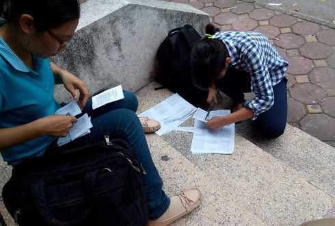 Công khai xếp hàng mua phao thi công chức thuế