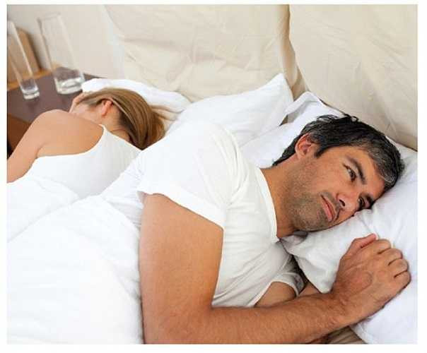 13. Tinh hoàn bị viêm: Do một vài nguyên nhân như nam giới bị mắc bệnh quai bị, các bệnh liên quan đến tình dục như lậu, giang mai, nấm.. đều có thể khiến tinh hoàn bị viêm dẫn đến đau buốt, sung tấy.