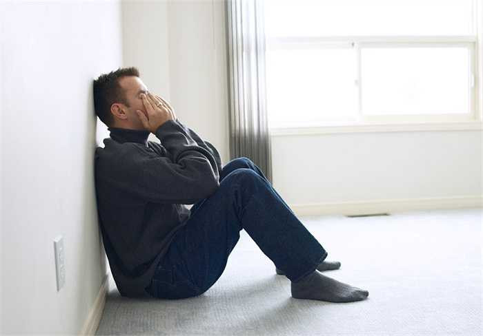 14. Ung thư tinh hoàn: Khối ung thư phát triển thành cục cứng trong tinh hoàn, có lúc sờ thấy cứng ở đỉnh hay mặt sau tinh hoàn kèm cảm giác đau hoặc hơi đau.Đôi khi có thêm cảm giác nằng nặng ở bẹn hoặc bìu, gây sốt. 