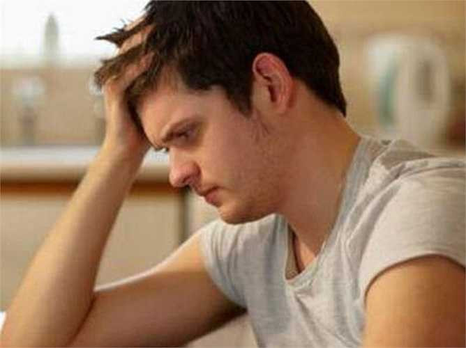 4. Thoát vị bẹn: Kèm theo cảm giác đau tức nặng là một khối sà xuống bìu, to nhiều khi chạy nhảy hay vận động nặng; nằm nghỉ thì tụt vào trong ổ bụng.