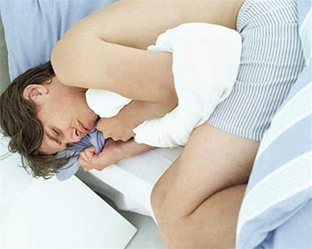 6. Xoắn tinh hoàn: Bệnh lý do tinh hoàn tự xoay quanh trục gây tắc nghẽn đột ngột thừng tinh, làm giảm hoặc tắc lượng máu đến tinh hoàn, gây đau và sưng. Nếu kéo dài có thể dẫn đến hoại tử tinh hoàn và các mô xung quanh. 