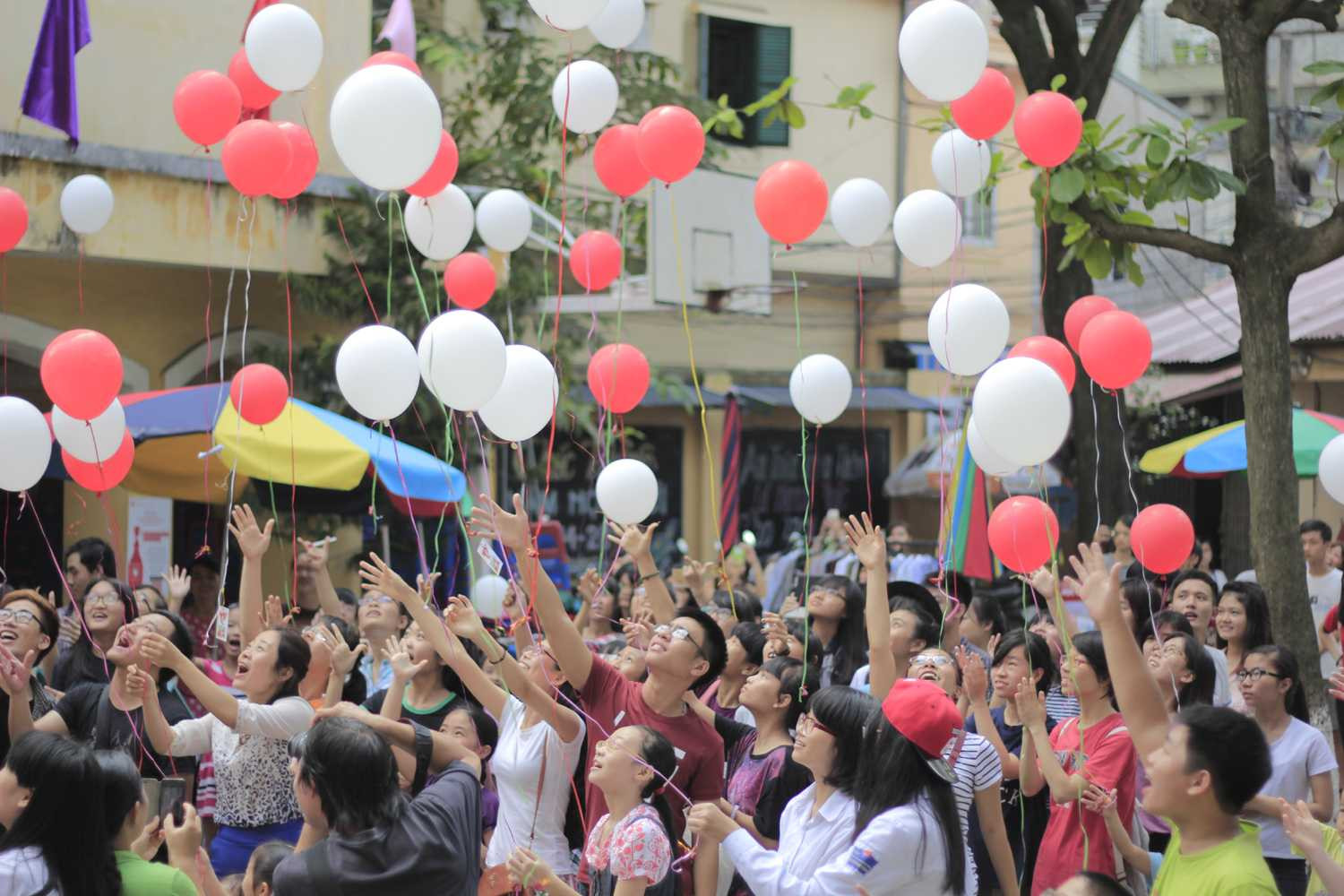 Các bạn trẻ thả bóng bay