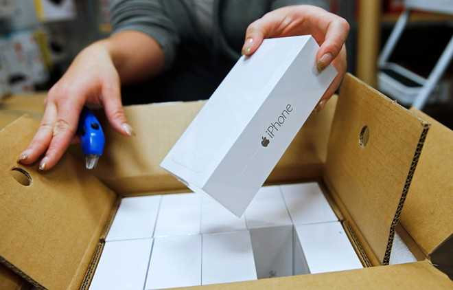 Hàng về nhiều và sức mua không cao khiến nhiều cửa hàng phải đại hạ giá iPhone 6/6 Plus trong tuần đầu tiên nhập về Việt Nam