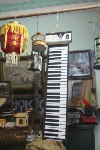 Kho đồ cổ tiền tỷ của 'chuyên gia tái sinh rác thải'