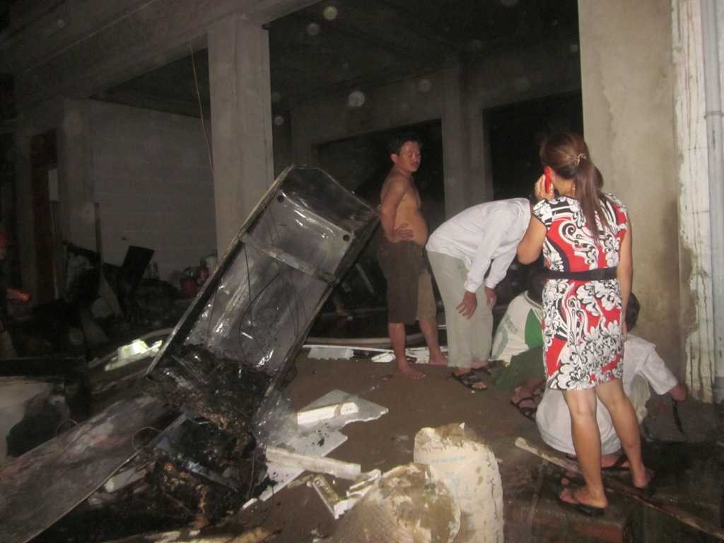 Kho hàng điện tử bị thiêu rụi trong đêm