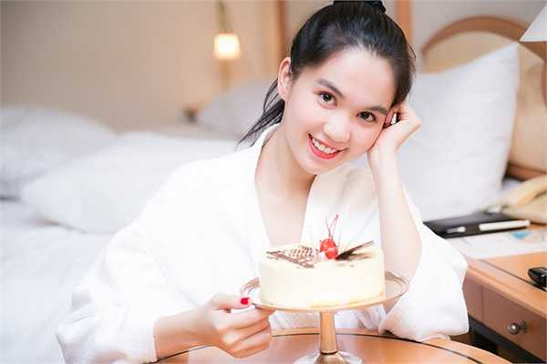 Ngọc Trinh mặc đồ ngủ, thổi nến đón tuổi mới.