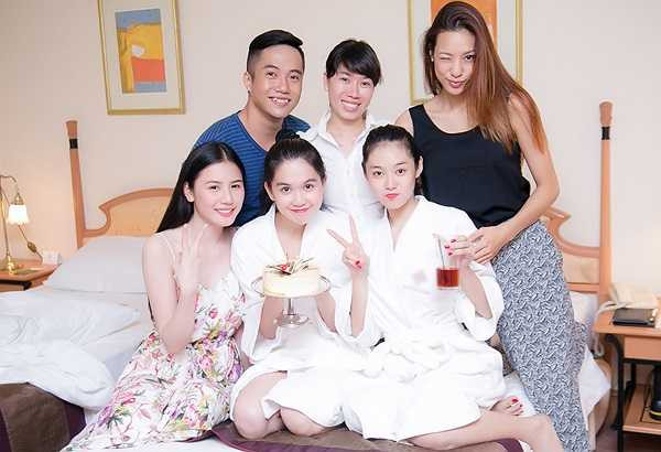 Đây chắc chắn là sinh nhật rất đáng nhớ của Ngọc Trinh, khi 'Nữ hoàng nội y' có những khoảnh khắc vui vẻ bên bạn bè.