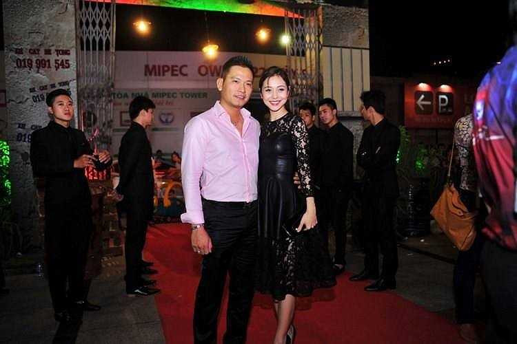 Vẻ đẹp mặn mà của bà mẹ hai con bên cạnh ông xã.