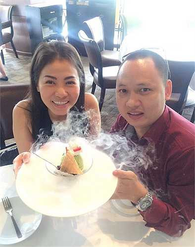 Thu Minh nhí nhảnh bên nhạc sỹ Nguyễn Hải Phong.