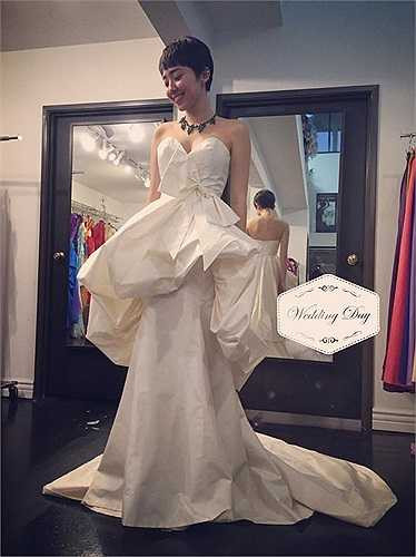 Tóc Tiên trong trang phục váy cưới cách điệu.