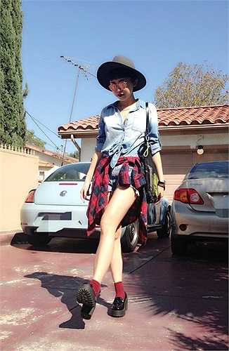 Phong cách thời trang đường phố của Tóc Tiên cũng ấn tượng và nổi bật.