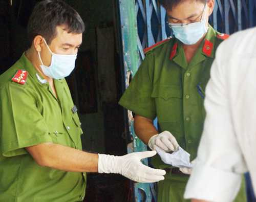 Người đàn ông cháy đen, biến dạng trên gác xép tiệm cắt tóc