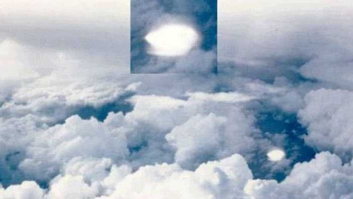 Trong khi anh đang bay ở độ cao khoảng 11 km, một phi công của không quân Hoàng gia Canada đã tình cờ chụp được những vùng sáng lớn hình đĩa bay trên bầu trời. Bức ảnh có độ nét rất cao nên được các chuyên gia dùng làm tư liệu nghiên cứu.