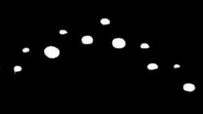 Năm 1951, khi mới 18 tuổi Carl Jr Hart đã nổi tiếng khắp nước Mỹ với bức ảnh chụp UFO trên bầu trời Texas. Tính xác thực của bức ảnh sau này cũng được hơn 100 người khẳng định họ đều nhìn thấy UFO giống trong bức ảnh.