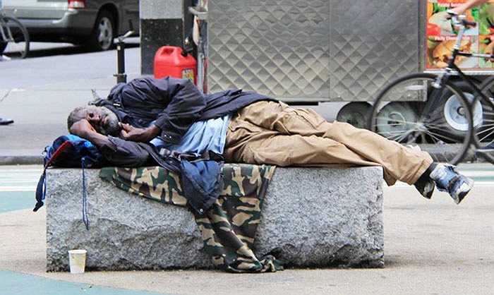 NewYork – Mỹ: là một trong những thành phố sầm uất nhất thế giới, nhưng cũng là nơi có nhiều người vô gia cư thứ hai chỉ sau Malina. Mỗi đêm trong các nhà ở tập trung có đến 66.000 người cư trú nhưng thực tế con số người vô gia cư còn lớn hơn rất nhiều.