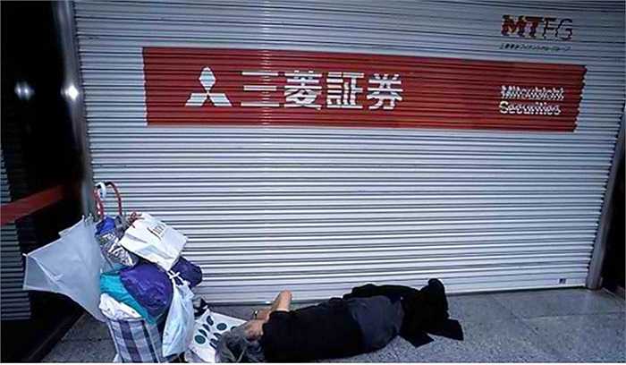 Tokyo – Nhật Bản: Thủ đô Tokyo của đất nước có nền kinh tế lớn thứ 3 thế giới mới đây đã gây sốc khi công bố có tới 5000 người vô gia cư. Con số này năm 2008 mới chỉ là 3800 người, một dấu hiệu cho thấy nền kinh tế Nhật Bản đang ở giai đoạn khó khăn.